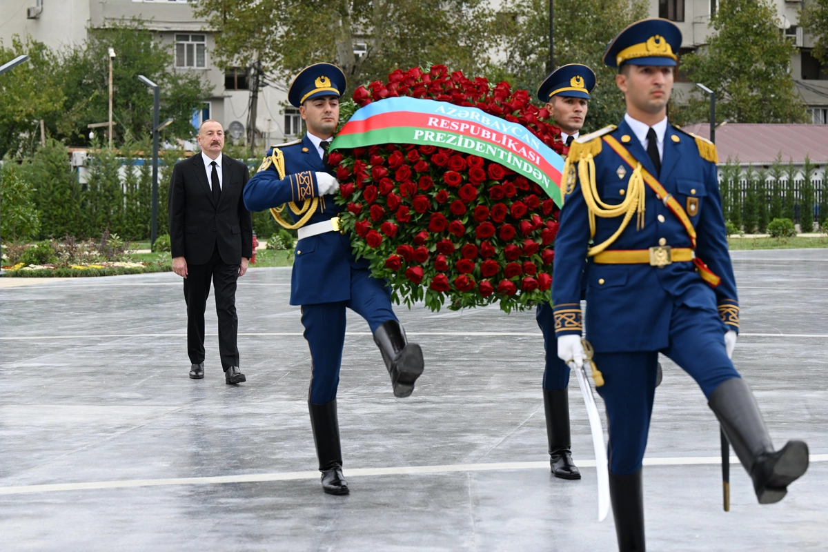 Президент Ильхам Алиев почтил память шехидов Отечественной войны минутой молчания
