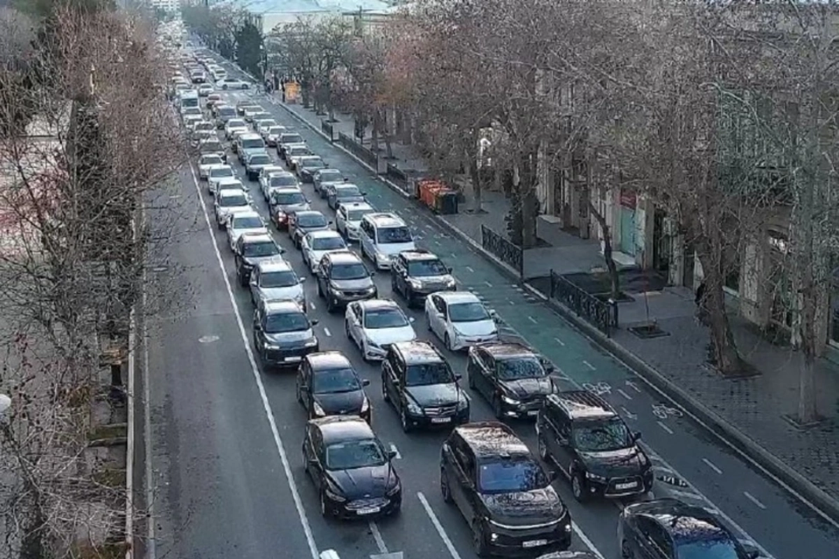Bakının bir sıra yollarında tıxac yaranıb