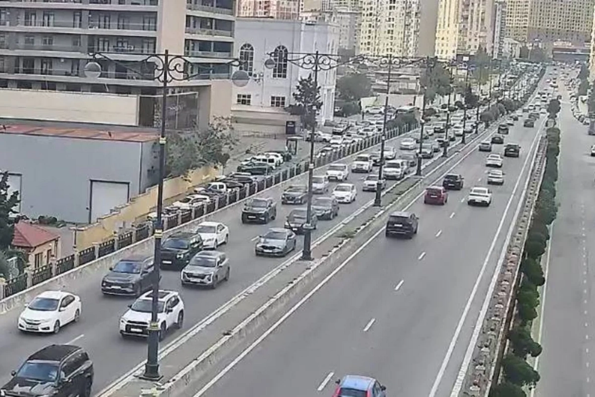 Bakının bir sıra yollarında nəqliyyatın sıxlığı yaranıb