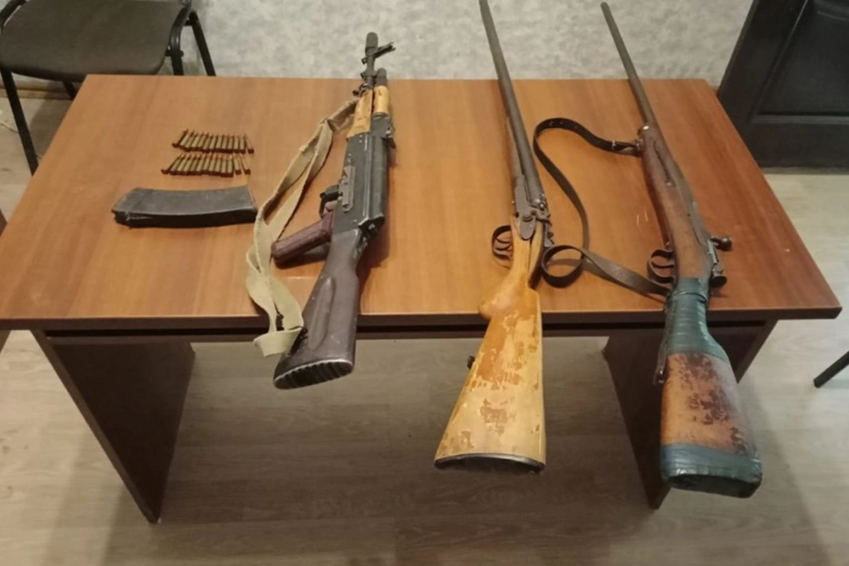 Ötən gün 2 tapança, 3 qumbara, 7 tüfəng və xeyli sayda silah-sursat aşkarlanıb Ötən gün 2 tapança, 3 qumbara, 7 tüfəng və xeyli sayda silah-sursat aşkarlanıb