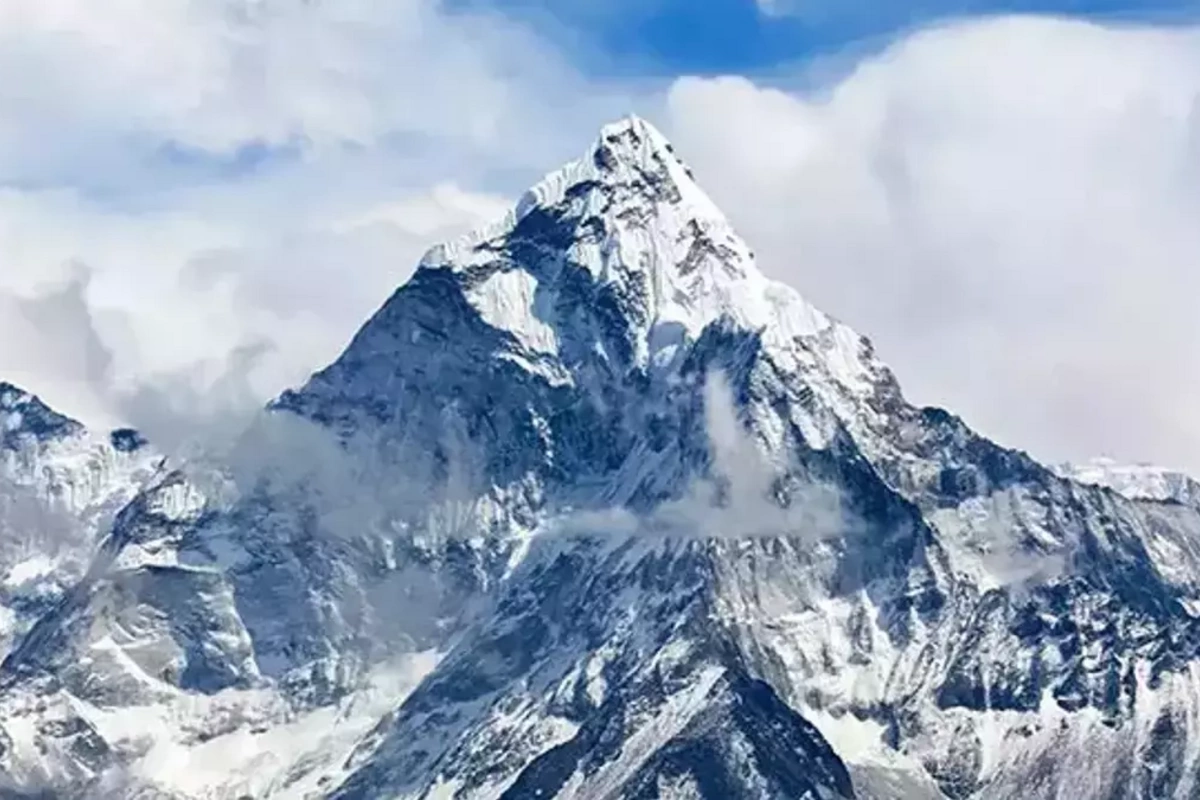 Everestdə filippinli alpinist həyatını itirib