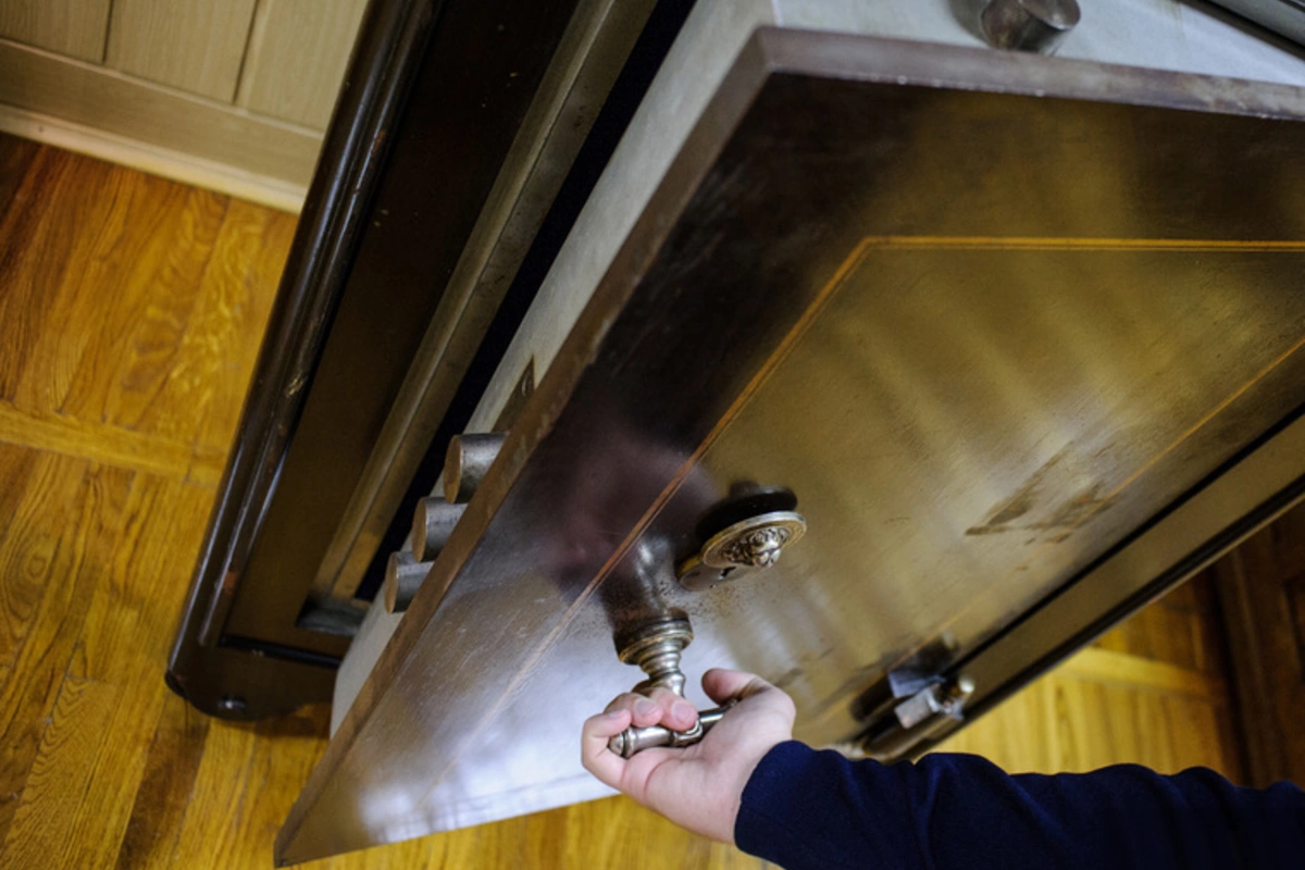 Məmurun evindən 340 min pul oğurlandı - Oğlunun sevgilisi həbs edildi