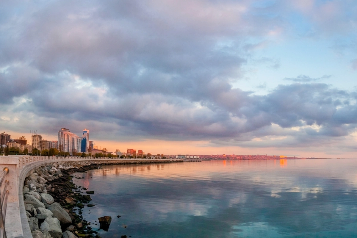 Bakı buxtası neft ləkələrindən təmizlənəcək – 1,77 milyon manat ayrılır