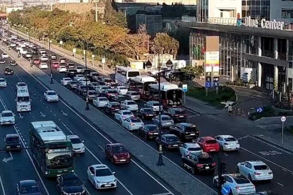 Bakının bir çox yollarında tıxac müşahidə olunur Bakının bir çox yollarında tıxac müşahidə olunur