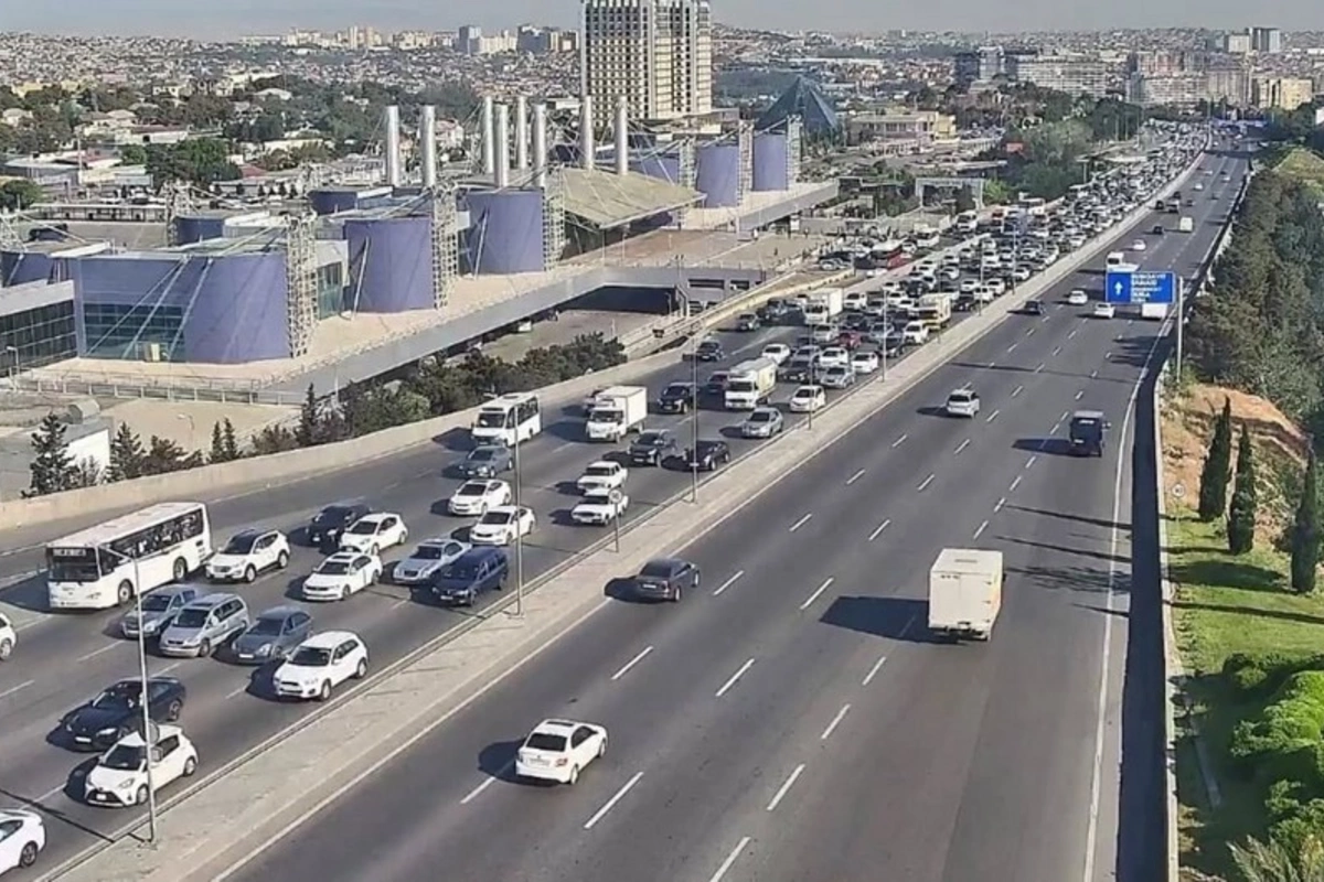 Bakıda 12 istiqamətdə sıxlıq var Bakıda 12 istiqamətdə sıxlıq var