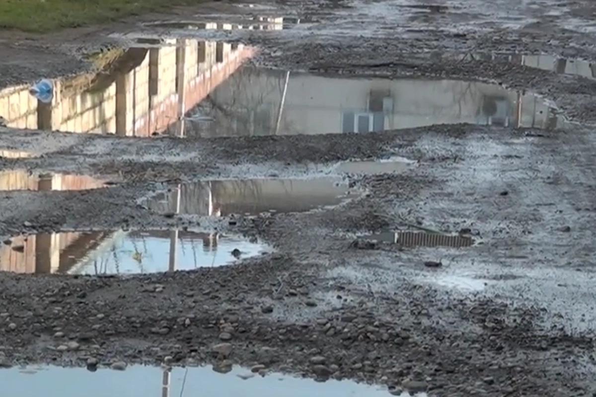 Грязь и ямы: жители Шабрана жалуются на плохие дороги и проблемы с передвижением