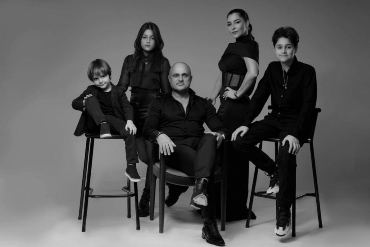 Xalq artistinin oğlu Çində Ali təhsil alır