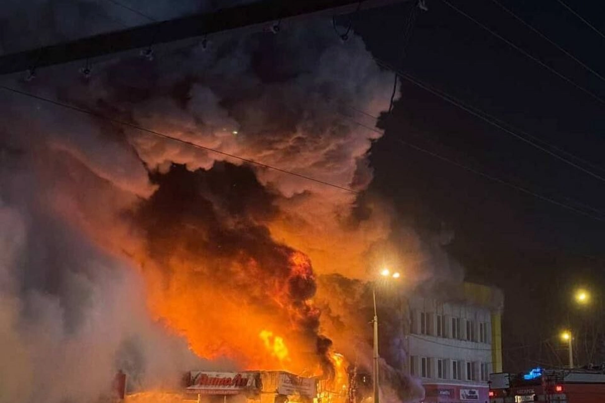 İrkutskda ticarət mərkəzində yanğın olub