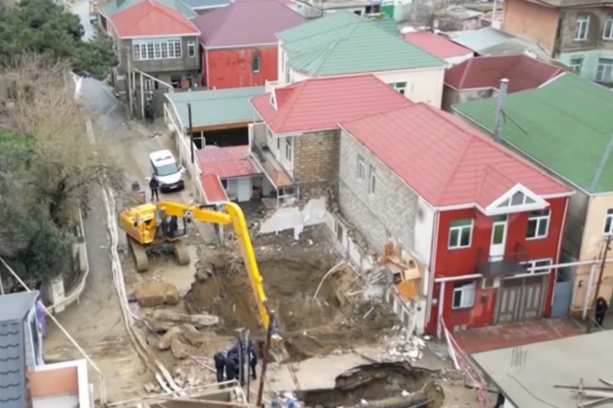 В Баку продолжаются работы на аварийном коллекторе: когда жители смогут вернуться в свои дома?