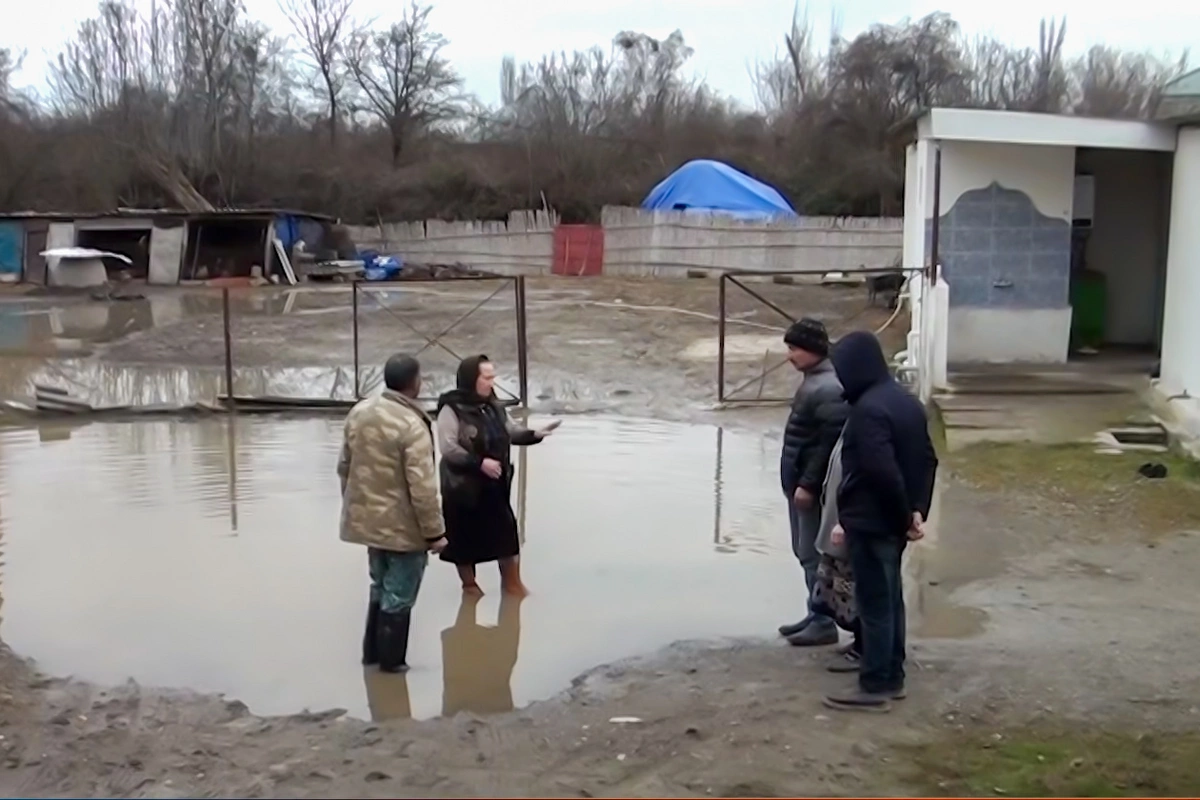 Kürdəmirdə susuz qalan sakinlər: Baxan yoxdur, dərdimizi kimə deyək?