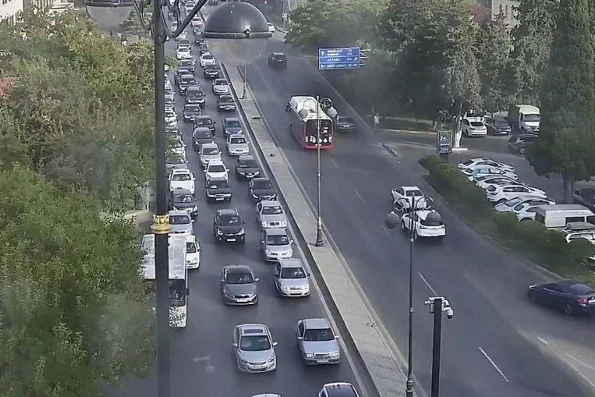 Bakının bu yollarında tıxac yaranıb - SİYAHI