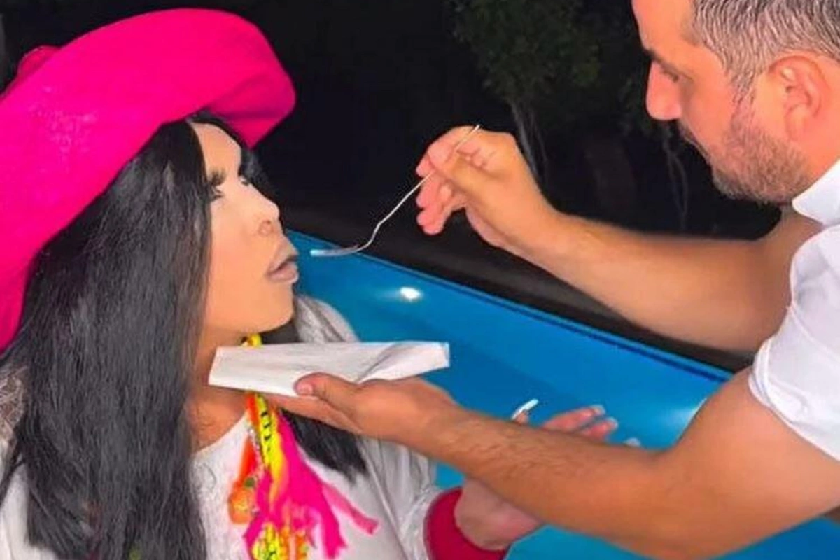 Bülent Ersoy dönərçini malikanəsinə gətirtdi - Hovuz kənarında dönər yedi Bülent Ersoy dönərçini malikanəsinə gətirtdi - Hovuz kənarında dönər yedi