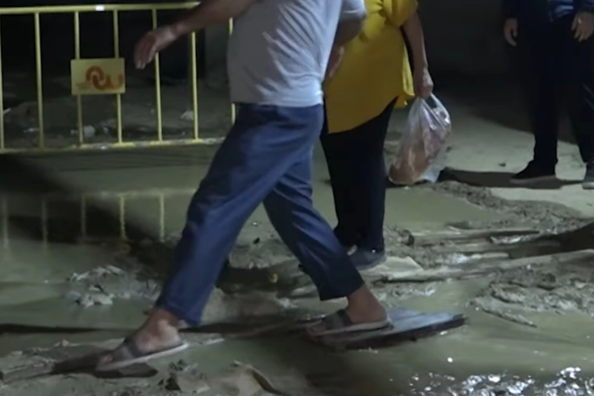Xırdalanda kanalizasiya xəttində baş verən qəza sakinlər üçün çətinlik yaradıb Xırdalanda kanalizasiya xəttində baş verən qəza sakinlər üçün çətinlik yaradıb