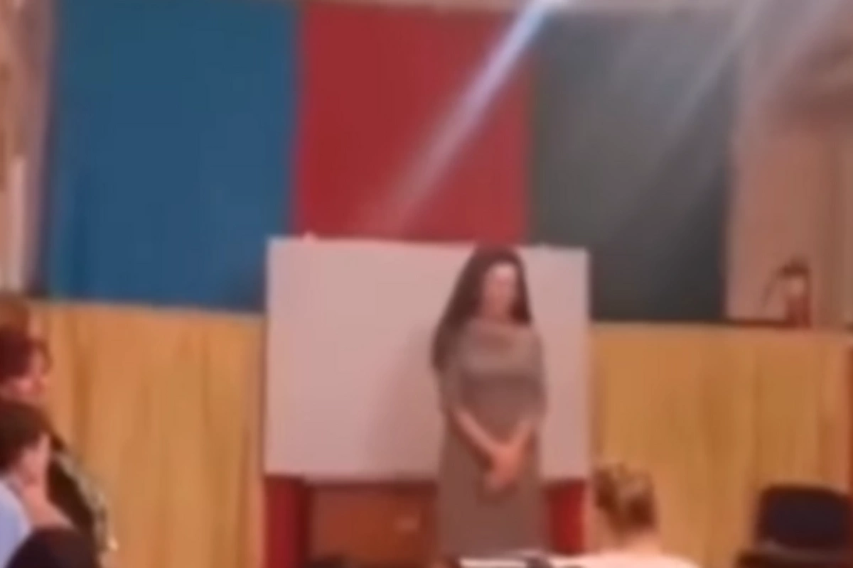 Anım Günü ilə bağlı keçirilən tədbirdə transgender oxudu - Uşaqlar dinlədi Anım Günü ilə bağlı keçirilən tədbirdə transgender oxudu - Uşaqlar dinlədi