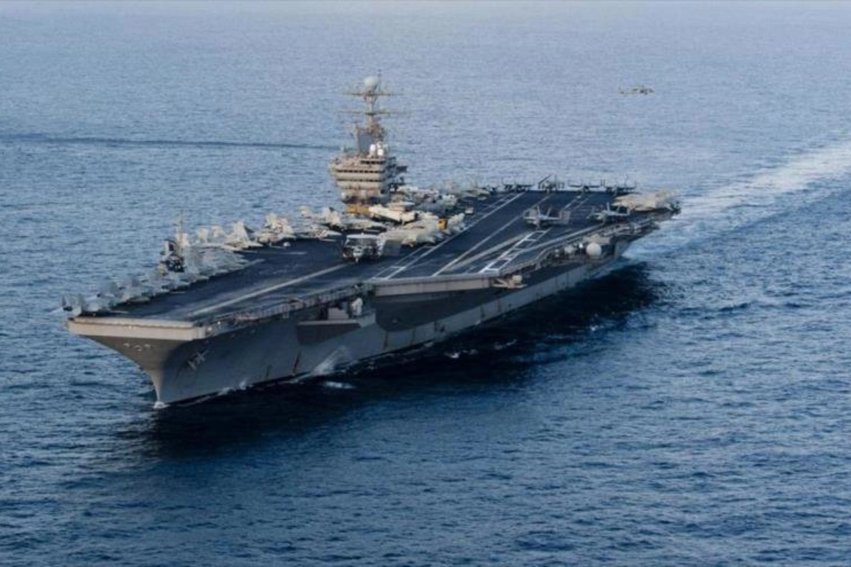 СМИ: Американский авианосец вошел в Оманский залив в 200 км от побережья Ирана