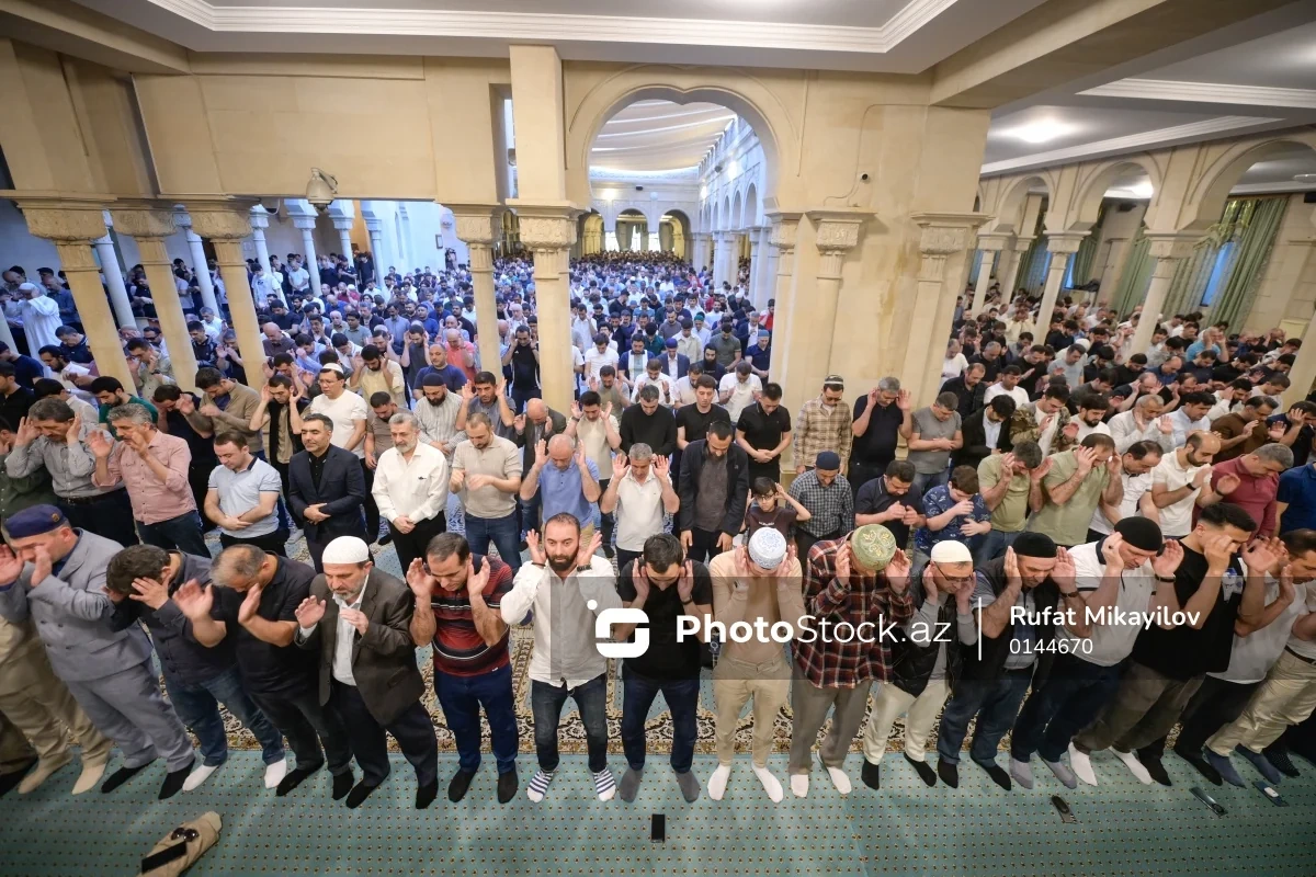 Əjdərbəy məscidində bayram namazı qılındı