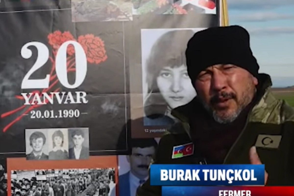 Türkiyəli fermer traktorla torpağın üzərinə 20 Yanvarda Bakı şəhidlərini hörmətlə anırıq yazısını həkk edib