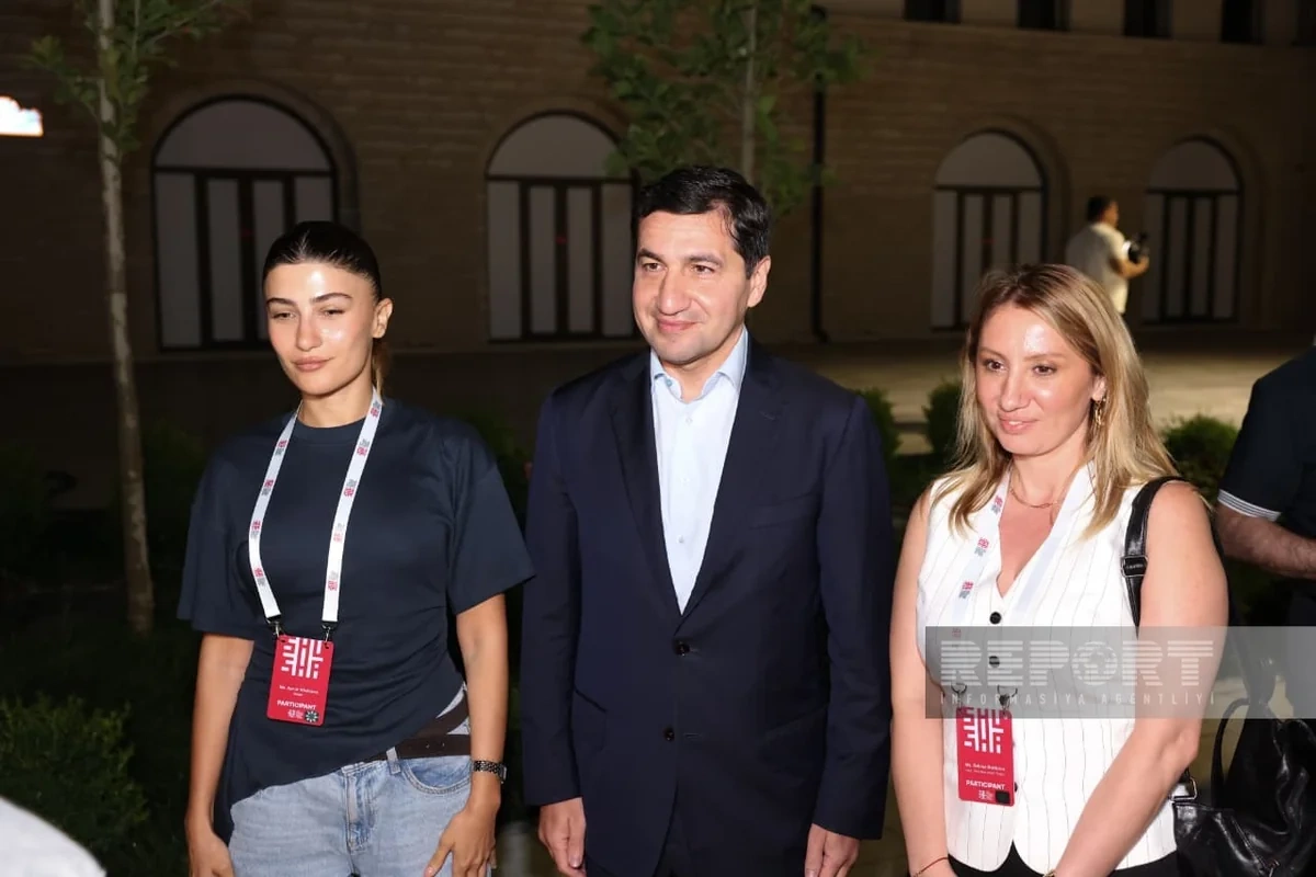 Hikmət Hacıyev IV Şuşa Qlobal Media Forumunun iştirakçıları ilə görüşüb