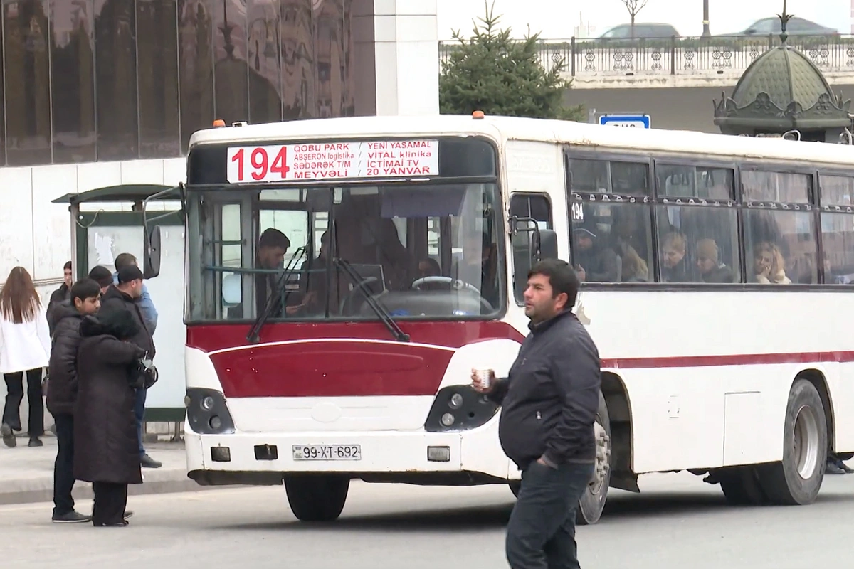 Sərnişinlər avtobusdan, daşıyıcı şirkət isə sərnişinlərdən NARAZILIQ edirlər