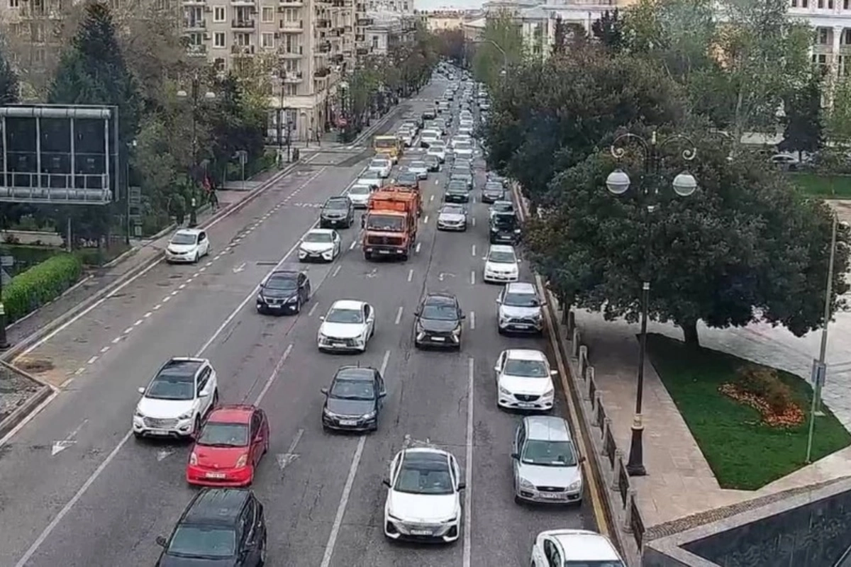 Bakının bir çox yollarında tıxac var - SİYAHI Bakının bir çox yollarında tıxac var - SİYAHI