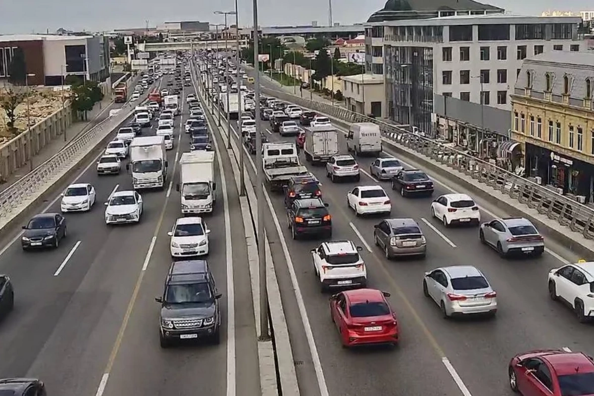 Paytaxtın bəzi küçələrində sıxlıq müşahidə olunur