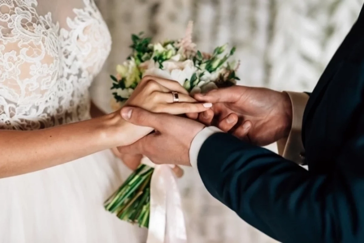 Groom commits suicide on his wedding day in front of guests in China Groom commits suicide on his wedding day in front of guests in China