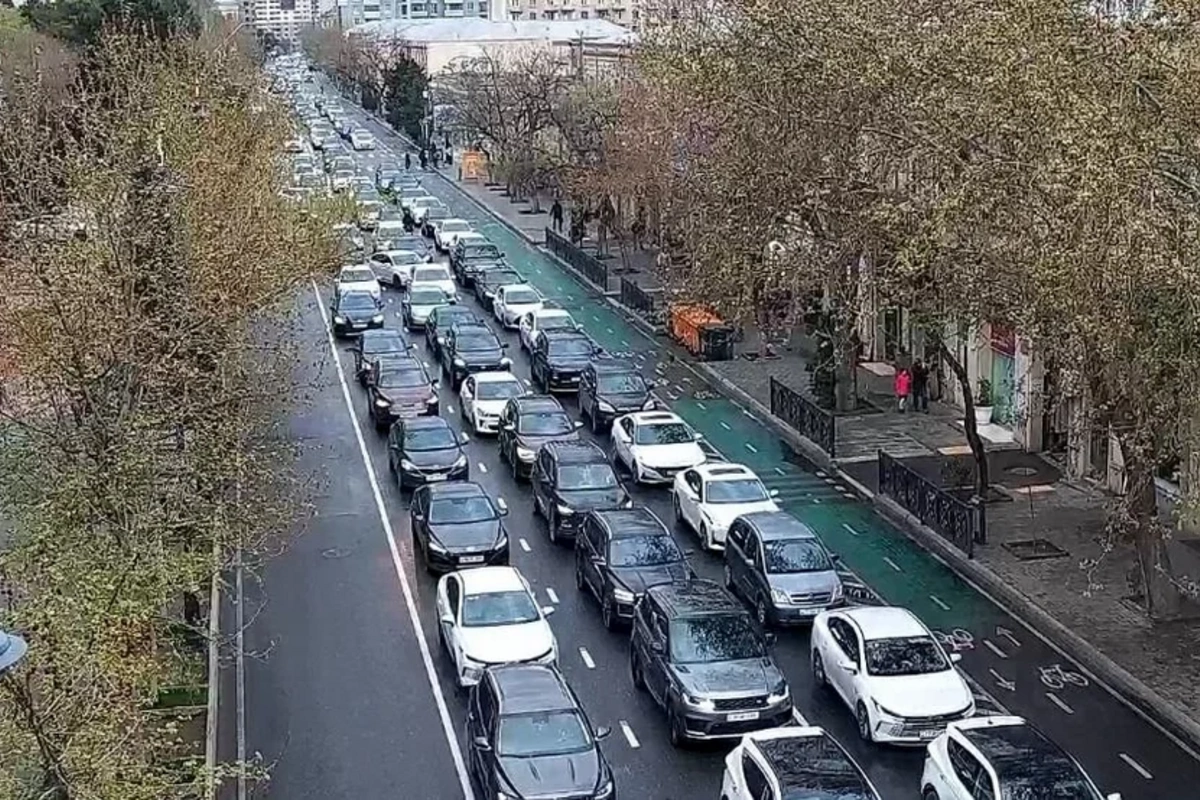 Bu yollarda nəqliyyatın sıxlığı yaranıb