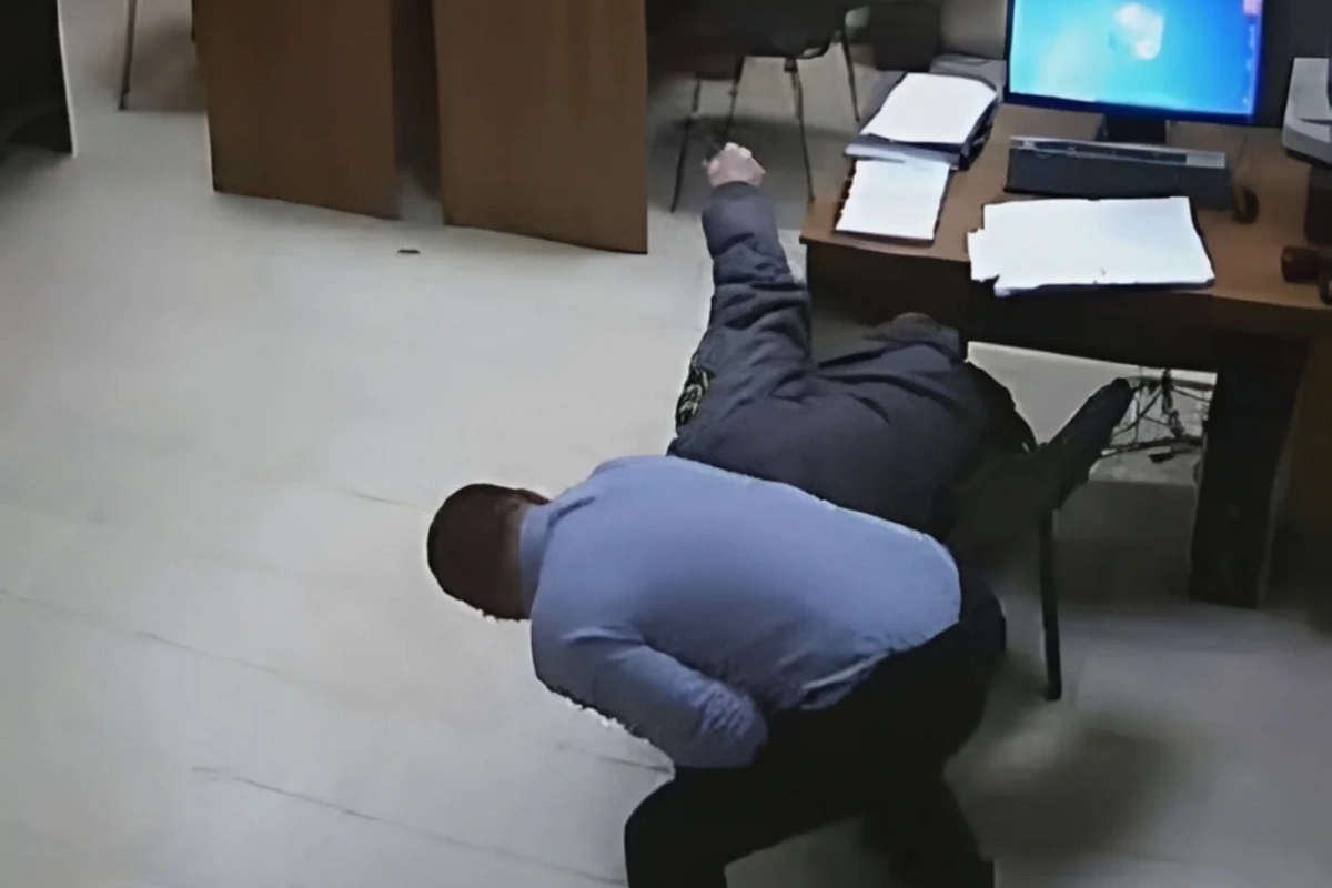 İmişlidə müəllim əməkhaqqına görə direktorla dalaşdı, arvadını və qızını DÖYDÜ