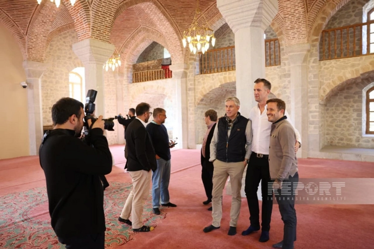 Beynəlxalq səyyahlar Yuxarı Gövhər Ağa məscidini ziyarət ediblər Beynəlxalq səyyahlar Yuxarı Gövhər Ağa məscidini ziyarət ediblər