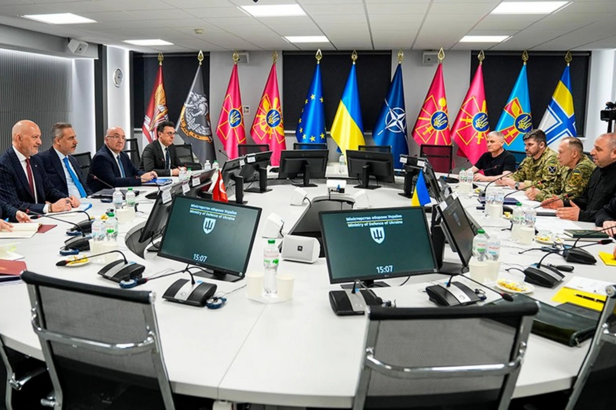 Hakan Fidan Ukraynanın müdafiə naziri ilə görüşüb