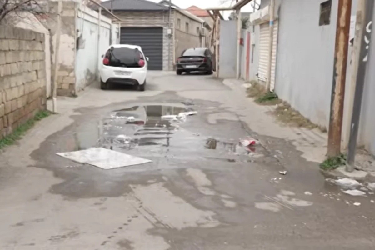 Xırdalanda içməli su küçəyə axır: Kimsə problemə məhəl qoymur