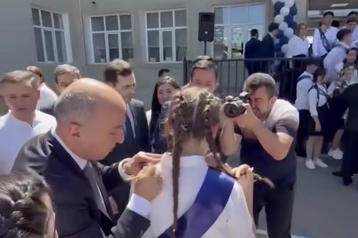 Nazir Son Zəngdə məzunlarla rəqs etdi, formalarına ürək sözlərini yazdı