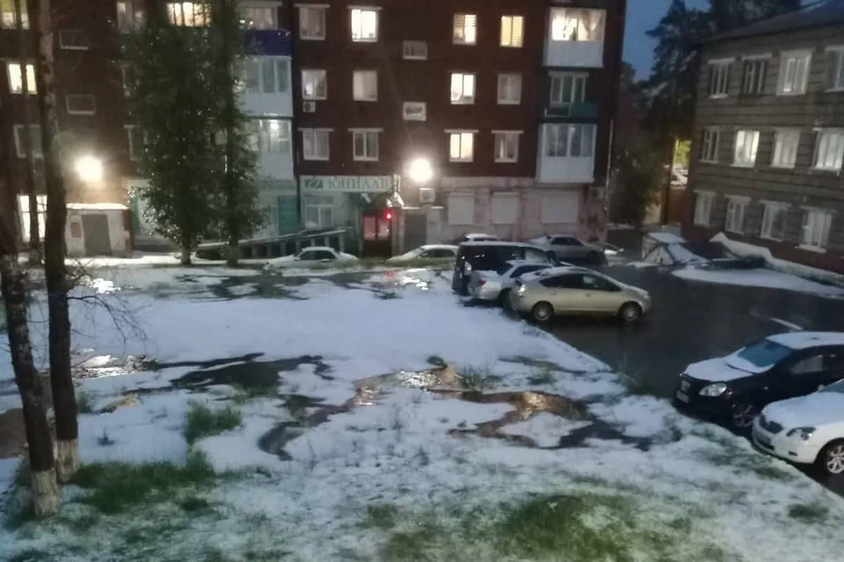 Qonşu ölkəyə yayda qar yağdı Qonşu ölkəyə yayda qar yağdı