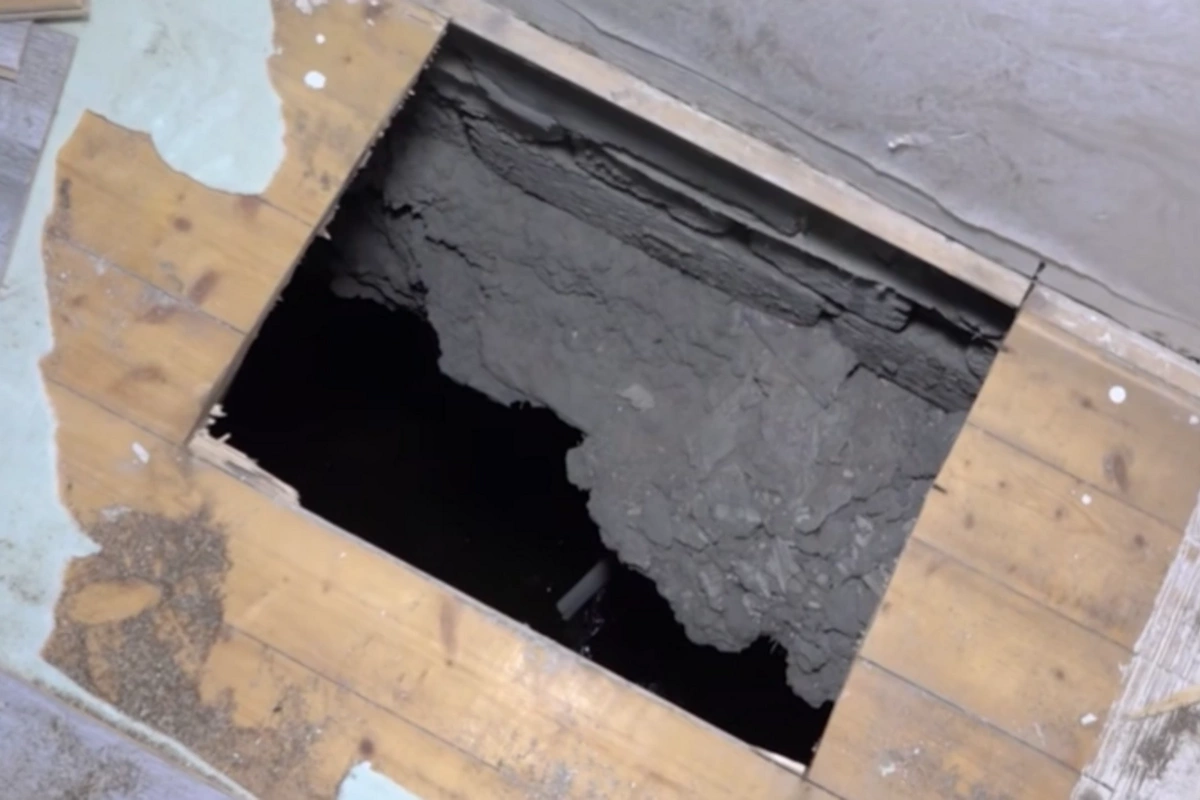 Kollektorun üzərində tikilən evin döşəməsi çökdü - Partlayıb, bizim evin altına axıb