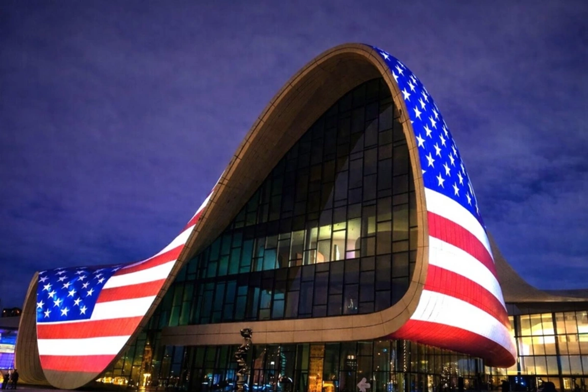 Səfirlik: Heydər Əliyev Mərkəzinin ABŞ bayrağı ilə proyeksiyası tərəfdaşlığın güclü xarakterini əks etdirir