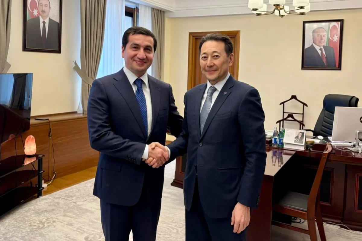 Kayrat Sarıbay Hikmət Hacıyev ilə görüşdə Azərbaycanın AQEM-də liderliyini yüksək qiymətləndirib