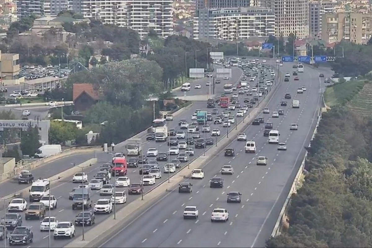 Bakının bir sıra yollarında sıxlıq var - SİYAHI