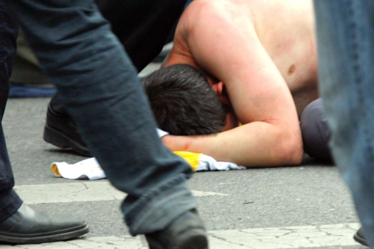 Dostunu evinə çağırıb yeyib-içdilər, arağa görə burnunu sındırdı