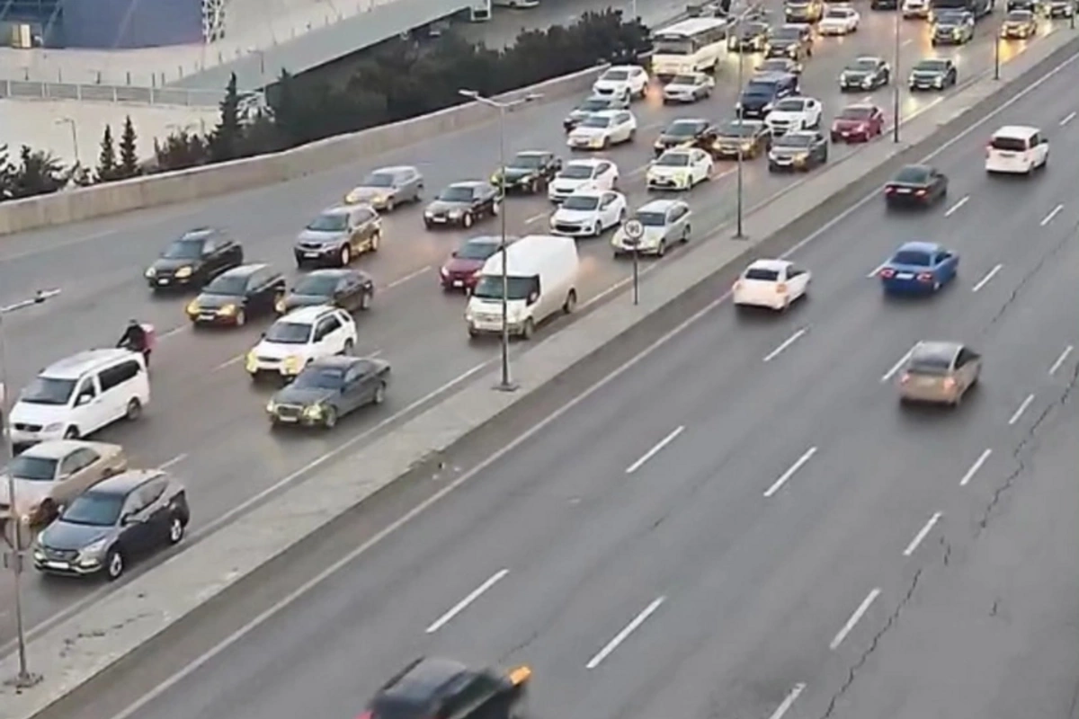 Bakının bir sıra yollarında tıxac yaranıb