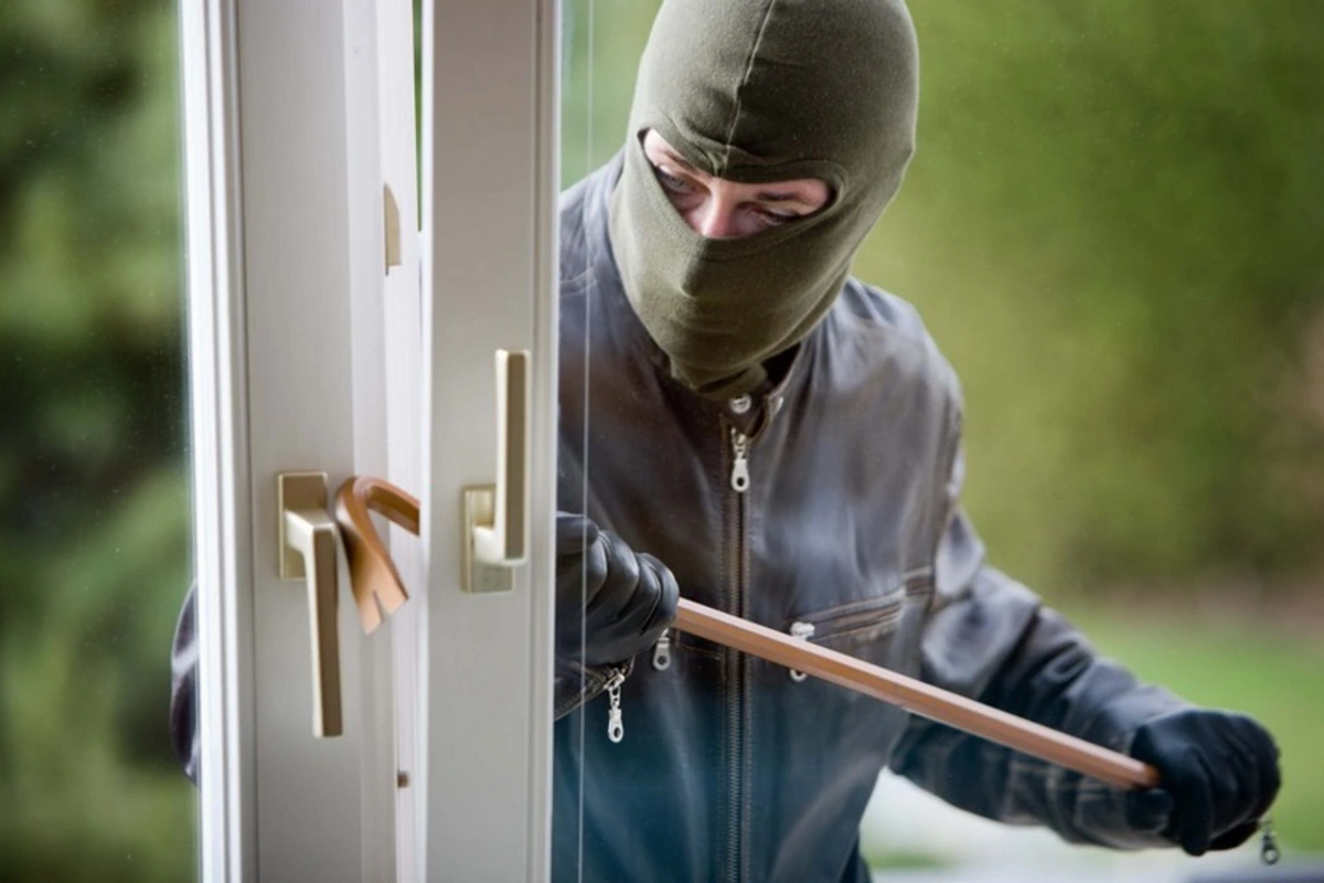 Əməllərini ört-basdır etmək üçün kamera görüntülərini də oğurlayan şəxs saxlanıldı