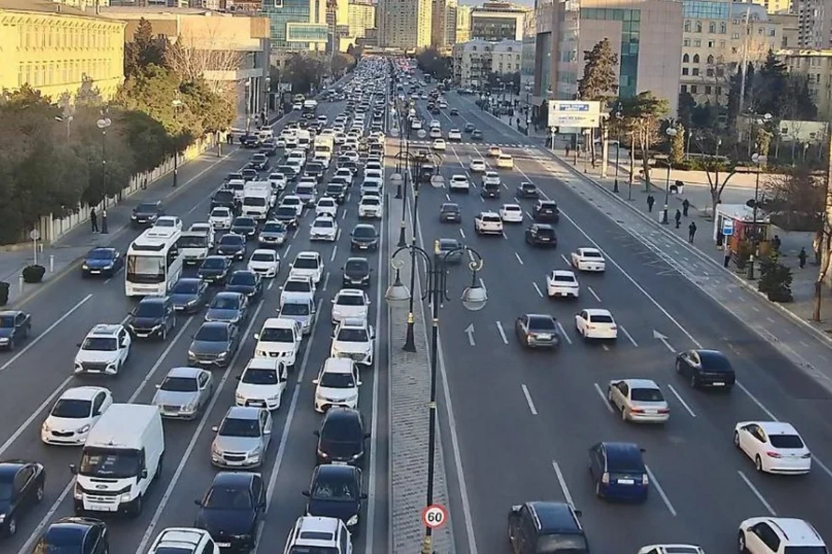 Bakının bir sıra yollarında tıxac yaranıb