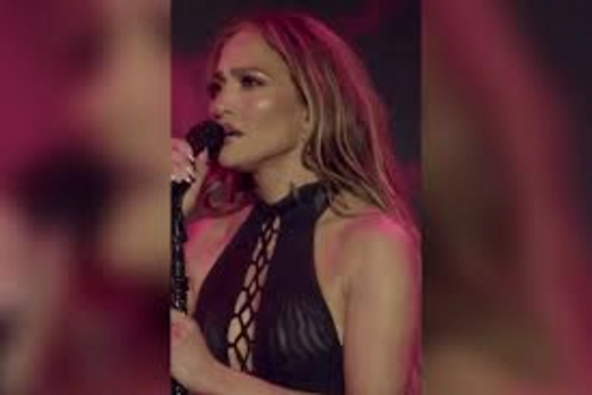 Jennifer Lopez had an insect crawl on her neck during a concert in Kazakhstan