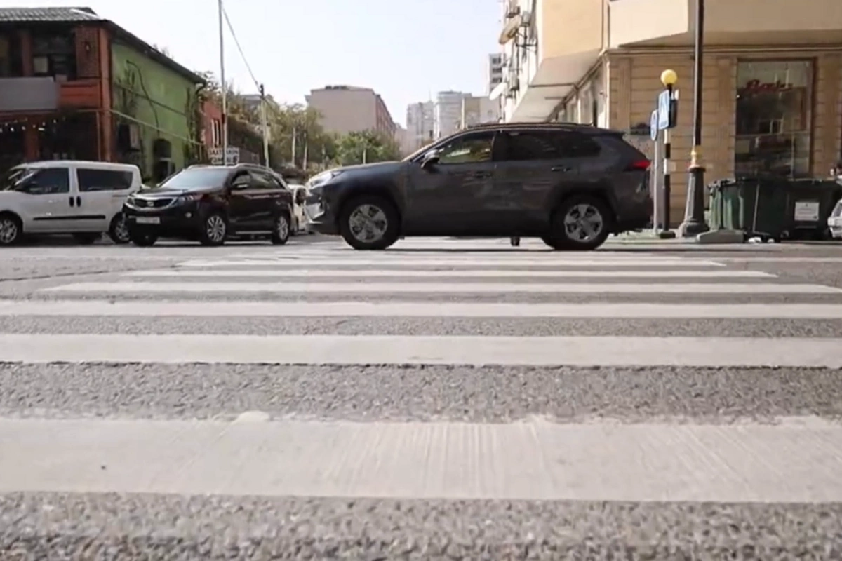 Опасный пешеходный переход у метро Эльмляр Академиясы: проблема требует решения