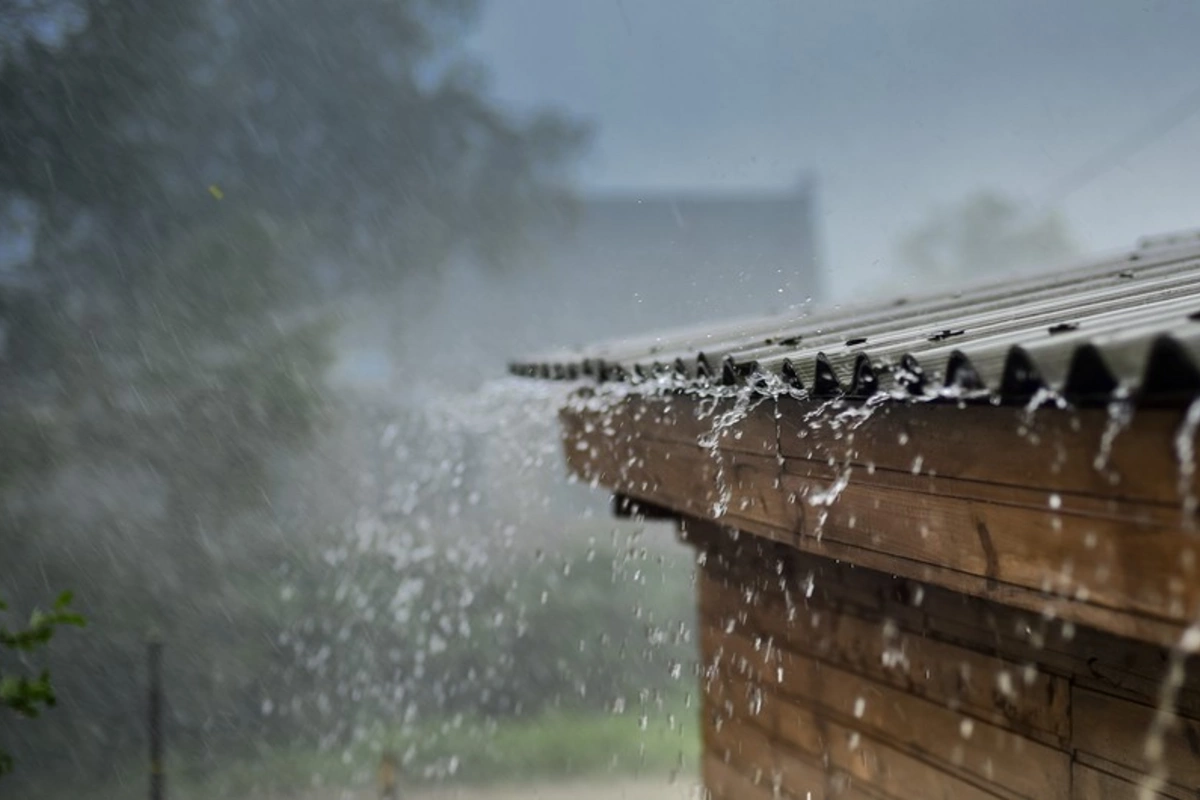 Weather forecasters predict thunderstorms and hail - WARNING