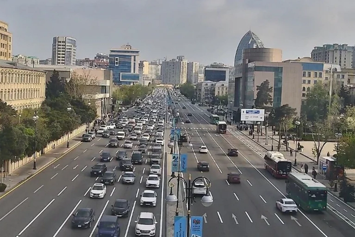 Bakının bir sıra yollarında nəqliyyat sıxlığı yaranıb