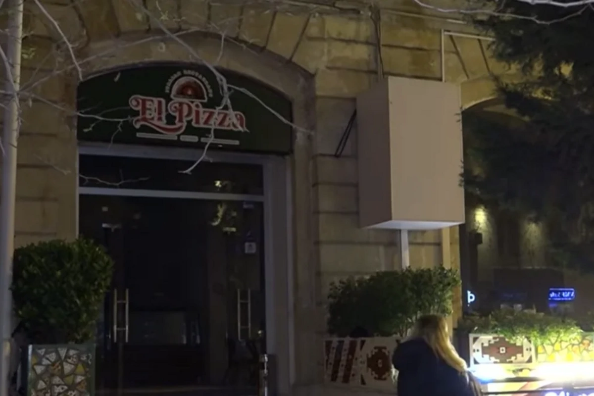 Bakının mərkəzində restoran yandı: Bina sakinləri ayağa qalxdılar