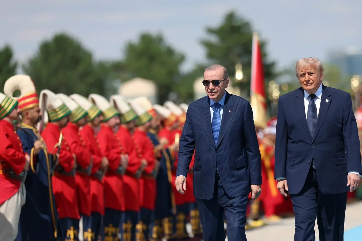 Media: Ərdoğan NATO sammitində Trampa xüsusi qızılı revolver hədiyyə edib