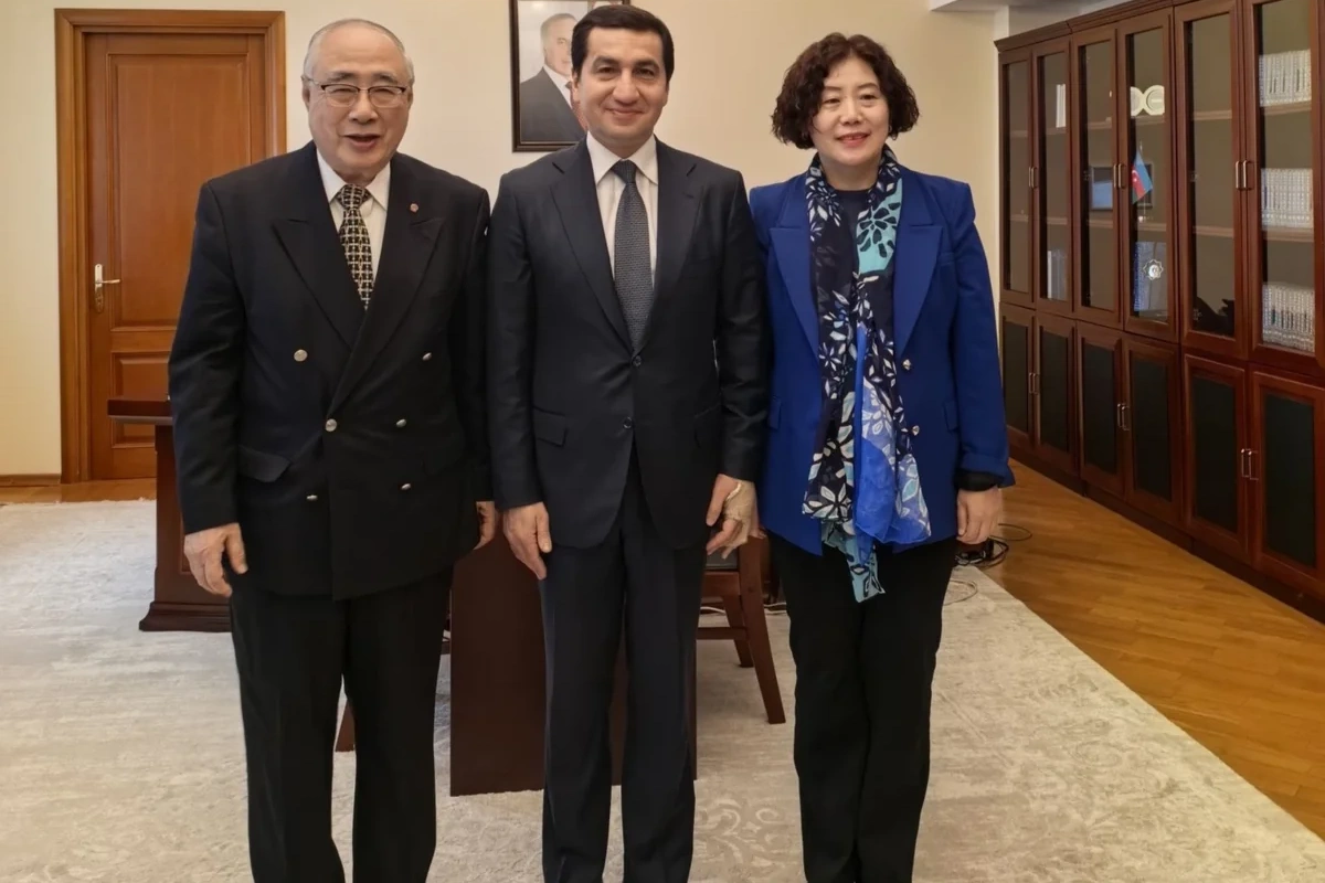 Prezidentin köməkçisi Çinin Avropa məsələləri üzrə keçmiş xüsusi nümayəndəsi ilə görüşüb