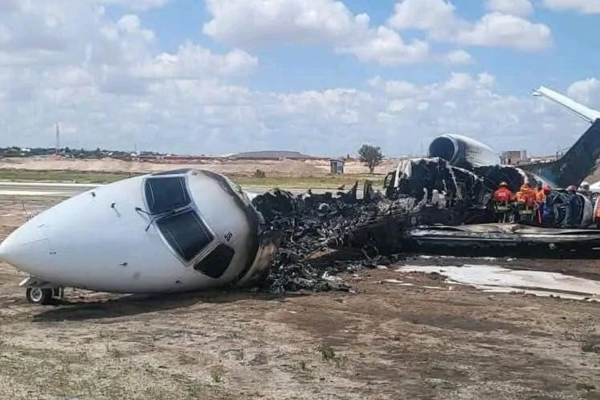 Konqoda təyyarə zolaqdan çıxaraq yandı - Nazir son anda canını xilas edə bildi