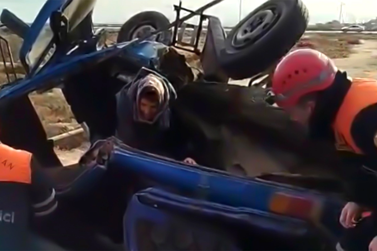 Bakıda marşrut avtobusu ağır qəzaya düşdü - 2 ÖLÜ, 9 YARALI